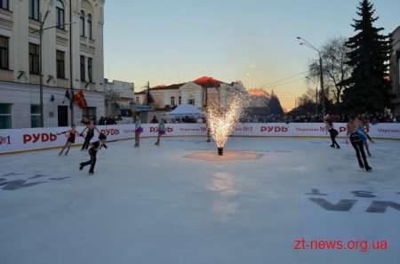 У Житомирі почала діяти ковзанка під відкритим небом