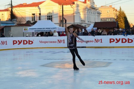 У Житомирі почала діяти ковзанка під відкритим небом