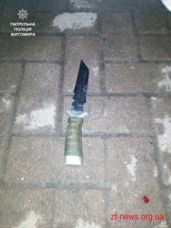 На Житомирщині патрульні затримали зловмисника, який вдарив ножем чоловіка