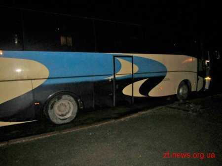 На Житомирщині п'яний чоловік в автобусі почав чіплятися та погрожувати гранатою пасажирам