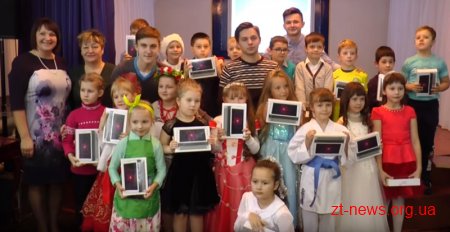 Другокласники Коростенської гімназії отримали під ялинку планшети
