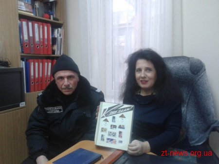 Охоронець Музею космонавтики подарував закладу раритетні "космічні" марки