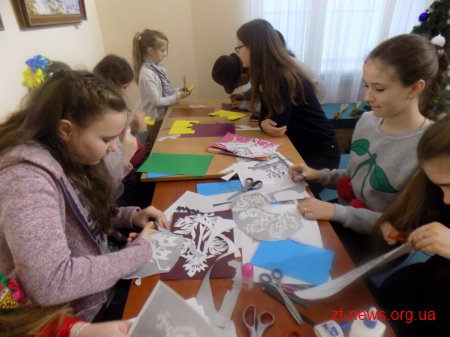 На вихідних житомиряни мали змогу взяти участь у виготовленні різдвяної й новорічної символіки