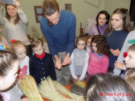 На вихідних житомиряни мали змогу взяти участь у виготовленні різдвяної й новорічної символіки
