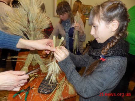На вихідних житомиряни мали змогу взяти участь у виготовленні різдвяної й новорічної символіки
