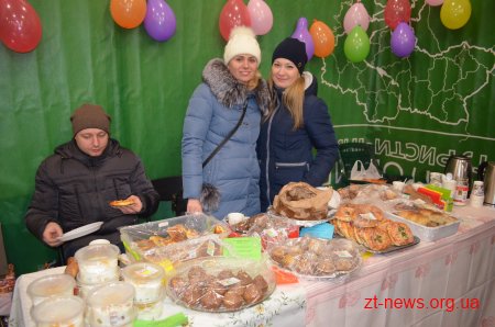 В приміщенні кінотеатру "Жовтень" відбувся благодійний ярмарок «Щедрі долоні»