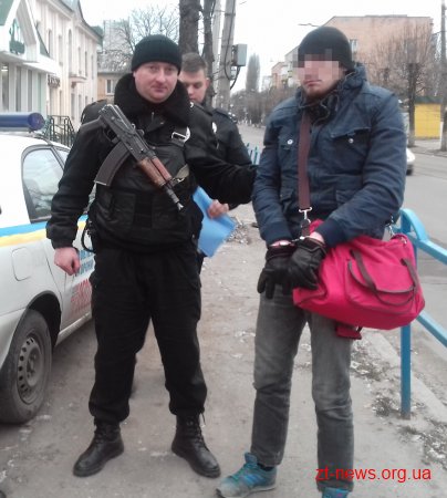 У Житомирі поліцейські охорони затримали чоловіка, який обікрав магазин алкогольних напоїв