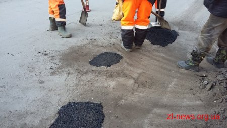 У Житомирі латають ями за технологією "ремонту холодними сумішами"