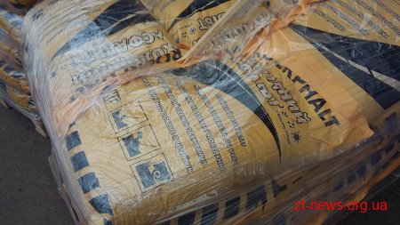 У Житомирі латають ями за технологією "ремонту холодними сумішами"