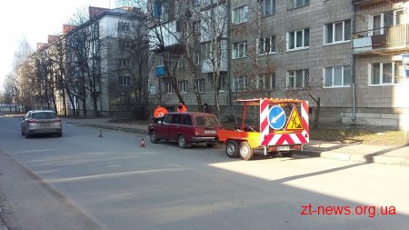 У Житомирі латають ями за технологією "ремонту холодними сумішами"