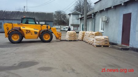 У Житомирі латають ями за технологією "ремонту холодними сумішами"