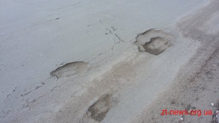 У Житомирі латають ями за технологією "ремонту холодними сумішами"