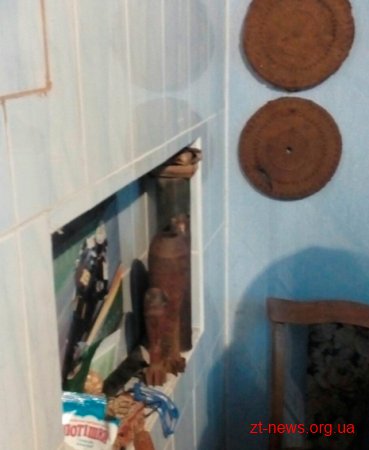 У будинку жителя Малинського району поліцейські вилучили кілька сотень боєприпасів