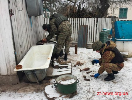 У будинку жителя Малинського району поліцейські вилучили кілька сотень боєприпасів