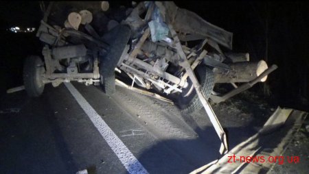 На автодорозі Київ-Чоп автобус врізався в лісовоз: 6 людей доставлено до лікарні