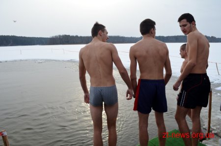Житомиряни відзначили Водохреща традиційним купанням в Тетереві