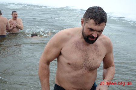 Житомиряни відзначили Водохреща традиційним купанням в Тетереві