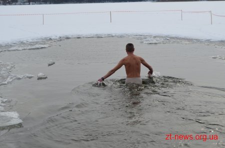 Житомиряни відзначили Водохреща традиційним купанням в Тетереві