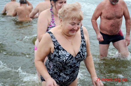 Житомиряни відзначили Водохреща традиційним купанням в Тетереві