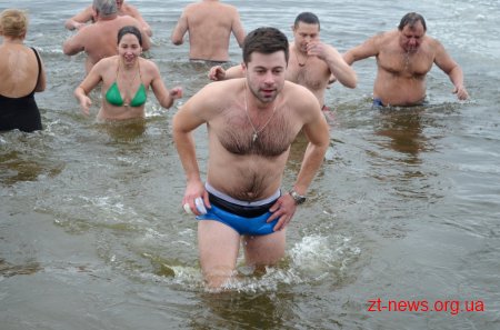 Житомиряни відзначили Водохреща традиційним купанням в Тетереві