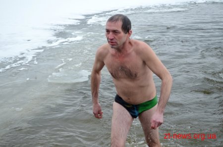 Житомиряни відзначили Водохреща традиційним купанням в Тетереві