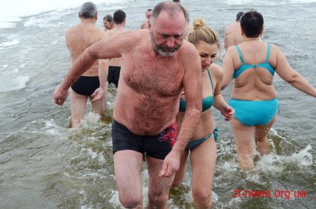 Житомиряни відзначили Водохреща традиційним купанням в Тетереві