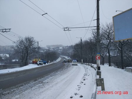 На Чуднівському мосту в Житомирі автобус протаранив електроопору