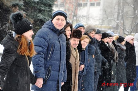 До Дня Соборності житомиряни з'єднали вулиці Київську і Велику Бердичівську живим "ланцюгом єдності"