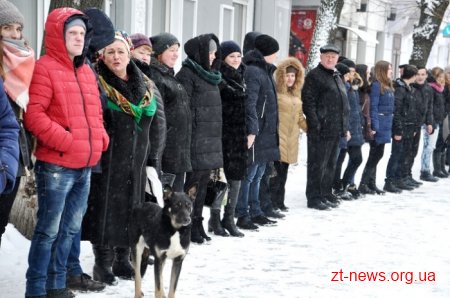 До Дня Соборності житомиряни з'єднали вулиці Київську і Велику Бердичівську живим "ланцюгом єдності"