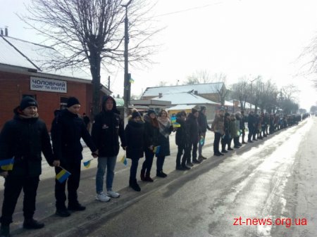 У районах Житомирщини жителі утворили ланцюги єдності до Дня Соборності