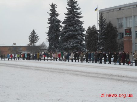 У районах Житомирщини жителі утворили ланцюги єдності до Дня Соборності
