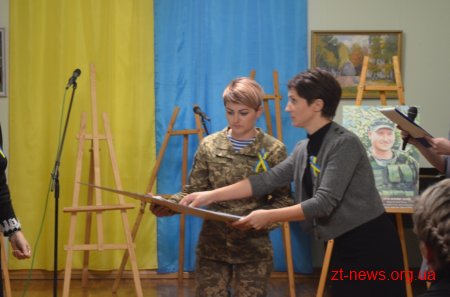 Родинам Героїв України та Народних Героїв України вручили портрети, що були написані житомирськими художниками