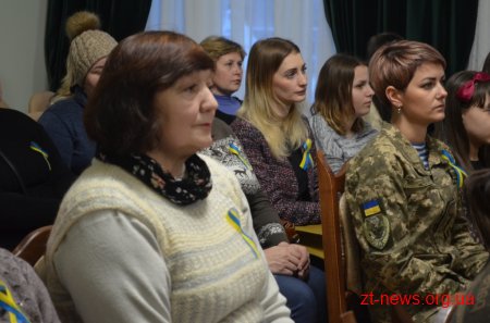 Родинам Героїв України та Народних Героїв України вручили портрети, що були написані житомирськими художниками
