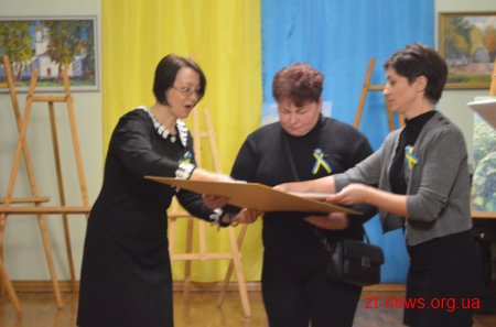 Родинам Героїв України та Народних Героїв України вручили портрети, що були написані житомирськими художниками