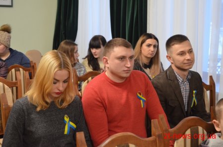 Родинам Героїв України та Народних Героїв України вручили портрети, що були написані житомирськими художниками