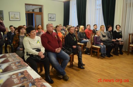 Родинам Героїв України та Народних Героїв України вручили портрети, що були написані житомирськими художниками