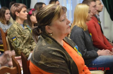 Родинам Героїв України та Народних Героїв України вручили портрети, що були написані житомирськими художниками