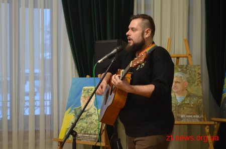 Родинам Героїв України та Народних Героїв України вручили портрети, що були написані житомирськими художниками