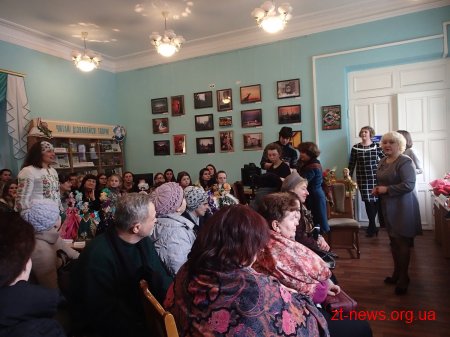 В обласному центрі презентували виставку робіт авторської ляльки житомирської майстрині Анни Янчук