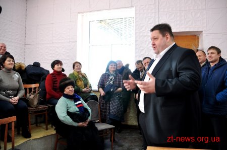 Ігор Гундич оглянув будинок культури у Малині, який планують реконструювати у цьому році