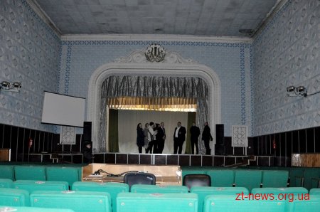 Ігор Гундич оглянув будинок культури у Малині, який планують реконструювати у цьому році