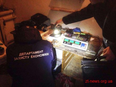 На Житомирщині викрили підпільний цех з обробки бурштину