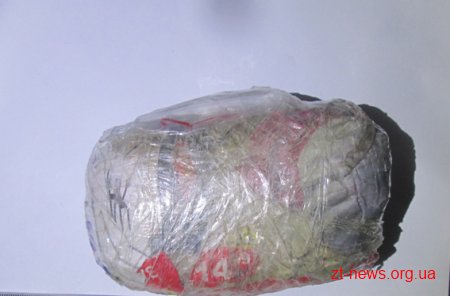 На Житомирщині під стінами виправної колонії правоохоронці затримали молодика з наркотиками