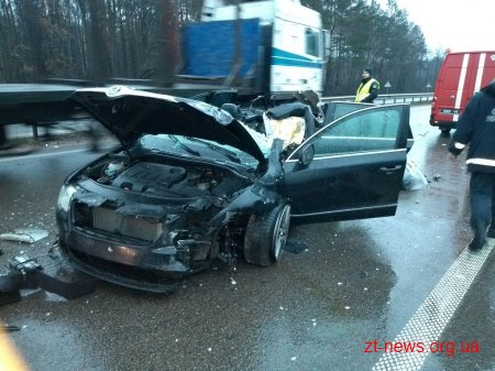 На трасі Київ - Чоп водій автомобіля «SKODA» зіткнувся з колесовідбійником: двоє людей загинуло