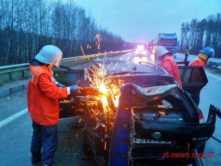 На трасі Київ - Чоп водій автомобіля «SKODA» зіткнувся з колесовідбійником: двоє людей загинуло