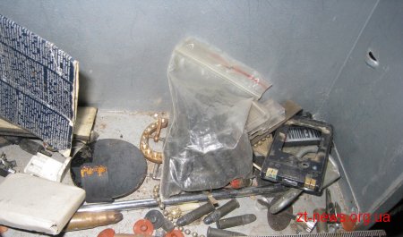 У Бердичеві з гаража чоловіка поліція вилучила боєприпаси та порох