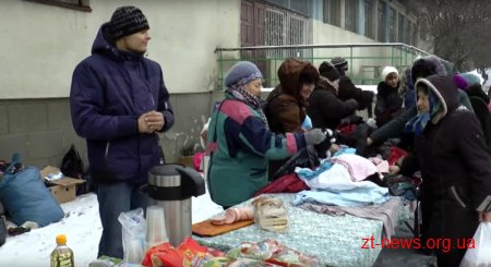 У Коростені благодійники роздають потребуючим одяг та їжу