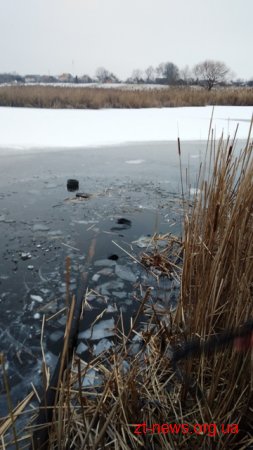 На Житомирщині рятувальники вилучили з водойми загиблого чоловіка, який провалився під кригу