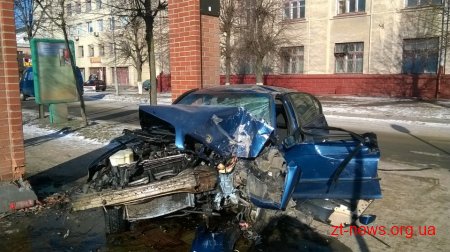 У Бердичеві автомобіль влетів в цегляну арку