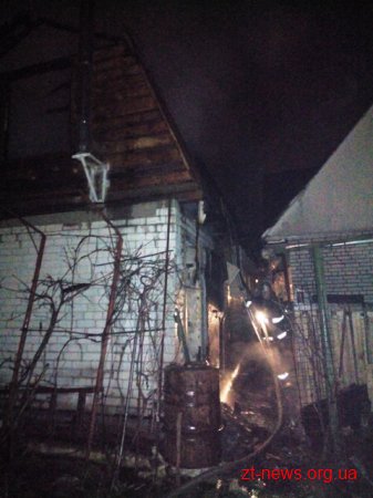 У Житомирі пожежу в одному з гаражів гасили одразу чотири відділення рятувальників